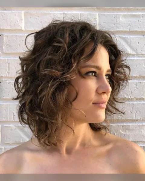 22 Playful Short Wavy Hairstyles That Frame Your Face Beautifully