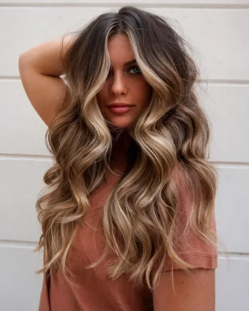 Center-Part Beige Blonde Waves