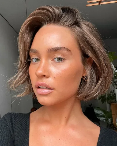 Side-parted bronde bob with natural waves and soft face-framing layers