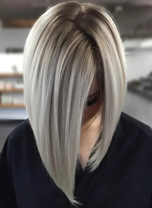 Sleek Honey Blonde Lob Cut