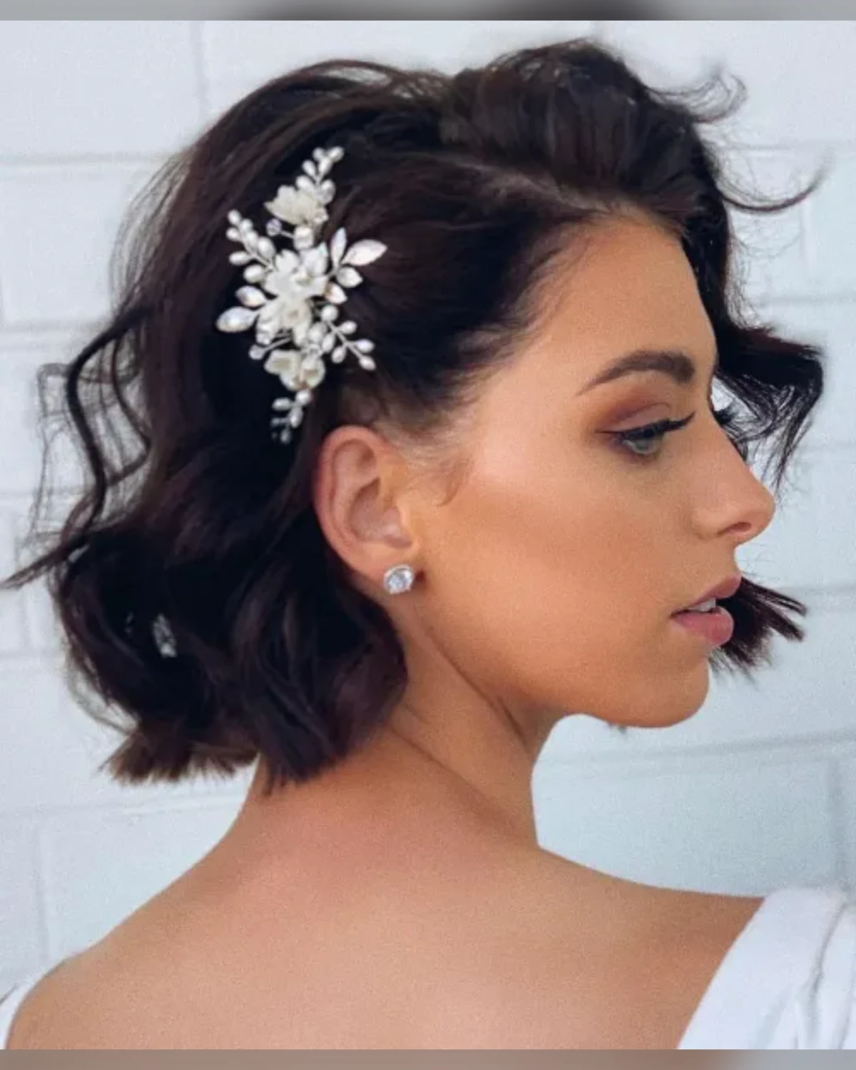 Side-Part Wavy Bob With Clip